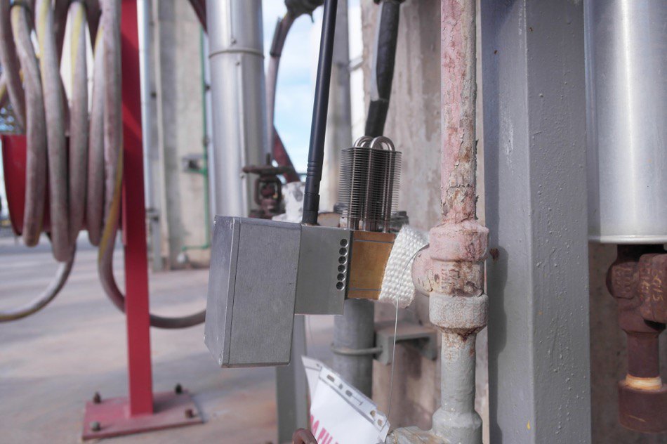 Dispositivo Nergysens instalado en campo para medición de temperatura